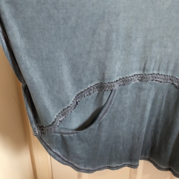POL FADED BLUE WASH COLD SHOULDER TUNIC SIZE MEDIUM - Picture 5 of 8